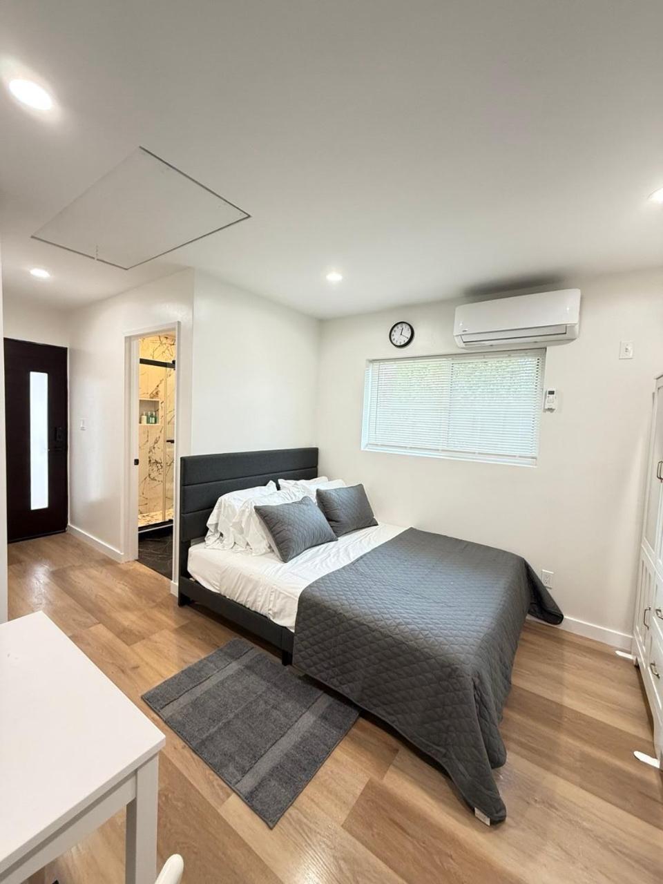 Modern Stylish &cozy Ieft Unit